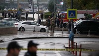 Ledakan di jantung Ibu Kota Turki, Ankara, berasal dari ledakan bom bunuh diri. Teroris yang melakukan bom bunuh diri tewas di tempat, sedangkan seorang lainnya dilumpuhkan. 