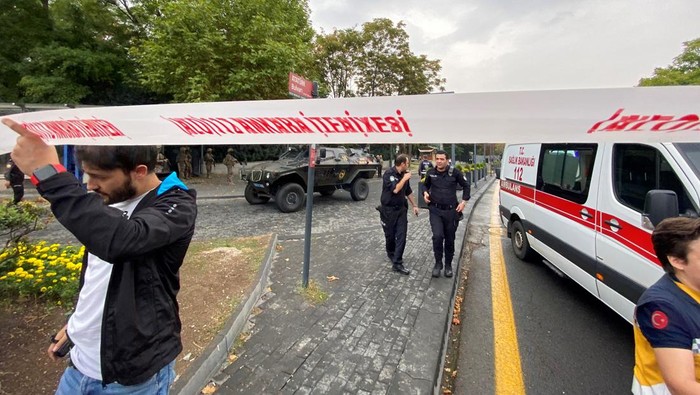 Police officers secure an area near the Interior Ministry following a bomb attack in Ankara, Turkey October 1, 2023. REUTERS/Cagla Gurdogan