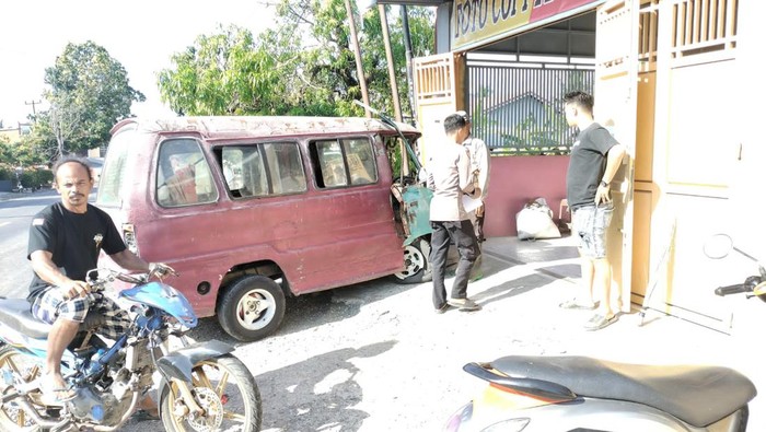 Sebuah mobil pete-pete di Kabupaten Bone, Sulawesi Selatan (Sulsel) menabrak pemotor, pejalan kaki hingga rumah warga.