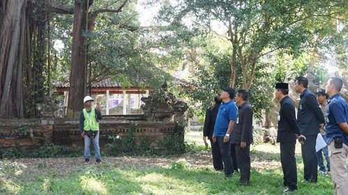 Bupati Jembrana saat meninjau Taman Makam Pahlawan (TMP) Jembrana yang bakal ditambah coffeshop dan area rekreasi, Minggu (1/10/2023). (dok. Pemkab Jembrana)