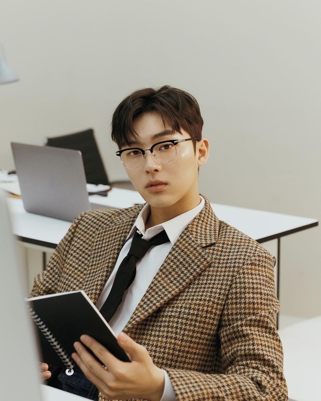 Sedang naik daun. Choi Hyun Wook tampil di tiga judul drama Korea Twinkling Watermelon, High Cookie, dan season kedua D.P. Dia bahkan menolak tawaran membintangi drama My Relationship That I Also Appose karena jadwal yang bentrok. Foto: Instagram @_choiiii__