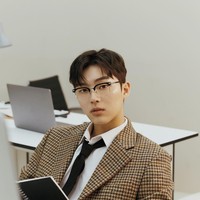 Sedang naik daun. Choi Hyun Wook tampil di tiga judul drama Korea Twinkling Watermelon, High Cookie, dan season kedua D.P. Dia bahkan menolak tawaran membintangi drama My Relationship That I Also Appose karena jadwal yang bentrok. Foto: Instagram @_choiiii__