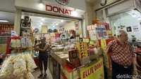 Penggemar donat bisa mampir ke gerai Donat Olie yang terkenal legendaris. Di sini ada donat kentang dan jajanan khas China lainnya. Foto: detikFood/Yenny Mustika Sari