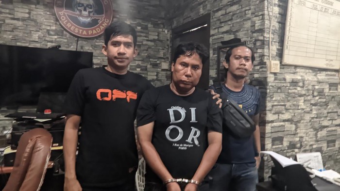 DS, pelaku penipuan modus ganjal ATM usai ditangkap saat beraksi di Padang
