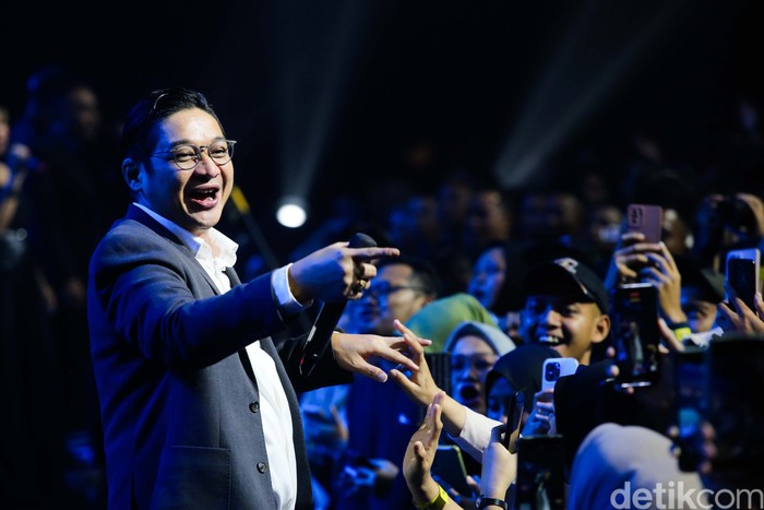 Pasha Ungu memeriahkan ajang Hub Space 2023 di JCC, Minggu (1/10/2023). Pasha juga sempat mengajak Menhub Budi Karya Sumadi bernyanyi.