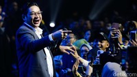 Saat membuka penampilannya, Pasha Ungu datang melalui belakang penonton dan membelah kerumunan penonton untuk naik keatas panggung sembari membawakan lagu Hampa Hatiku.  