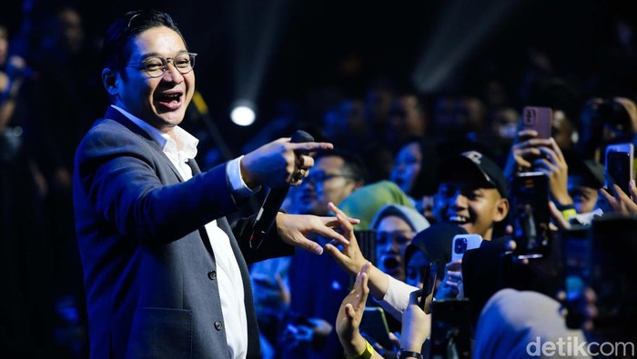 Duet Pasha Ungu dan Menhub di Panggung Hub Space 2023 Pasha Ungu memeriahkan ajang Hub Space 2023 di JCC, Minggu (1/10/2023). Pasha juga sempat mengajak Menhub Budi Karya Sumadi bernyanyi.