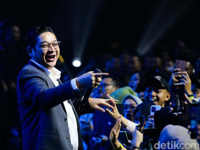 Duet Pasha Ungu dan Menhub di Panggung Hub Space 2023 Pasha Ungu memeriahkan ajang Hub Space 2023 di JCC, Minggu (1/10/2023). Pasha juga sempat mengajak Menhub Budi Karya Sumadi bernyanyi.