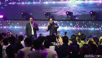 Disela-sela penampilannya, vokalis grup band Ungu itu memberikan ucapan terimakasih kepada Kemenhub dan detikcom karena telah diberikan kesempatan untuk tampil di panggung Hub Music.  