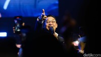 Sesekali Pasha mengajak penonton bernyanyi.  