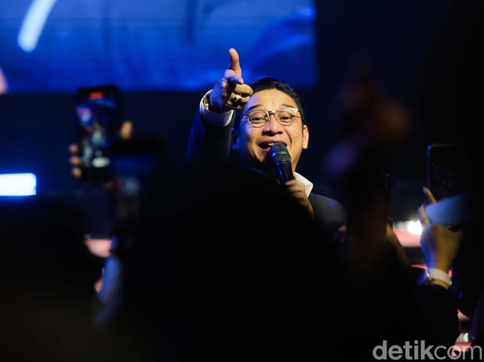 Pasha Ungu memeriahkan ajang Hub Space 2023 di JCC, Minggu (1/10/2023). Pasha juga sempat mengajak Menhub Budi Karya Sumadi bernyanyi.
