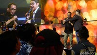 Pasha Ungu juga sempat mengajak Menteri Perhubungan, Budi Karya, untuk bernyanyi bersama diatas panggung untuk menyanyikan lagu Demi Waktu dan Kekasih Gelapku.  