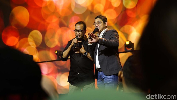 Duet Pasha Ungu dan Menhub di Panggung Hub Space 2023 Pasha Ungu memeriahkan ajang Hub Space 2023 di JCC, Minggu (1/10/2023). Pasha juga sempat mengajak Menhub Budi Karya Sumadi bernyanyi.