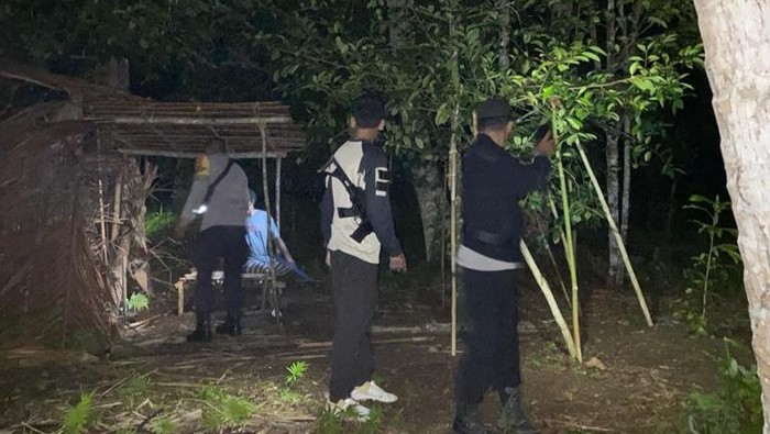 Personel TNI-Polri bersama warga melakukan pencarian seorang petani yang hilang di Kabupaten Halmahera Tengah, Maluku Utar