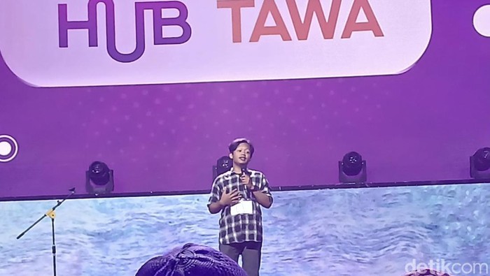 Acara lomba standup di Hub Tawa.