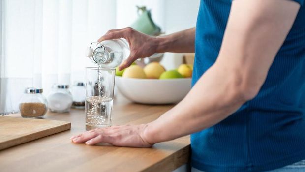 Ilustrasi Minum Air dengan Mineral Esensial