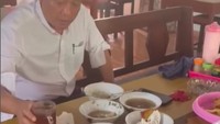 Ada pula momen Irjen Krishna Murti saat menikmati sop kambing. Tak hanya sendiri, ia bahkan ditemani oleh pengamen sambil duduk bersama. Foto: Instagram @krishnamurti_bd91