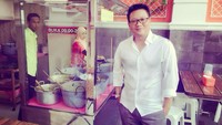 Saking cintanya dengan kuliner khas Minang, Irjen Krishna Murti sampai berfoto di depan etalase warung makan Padang ini. Foto: Instagram @krishnamurti_bd91