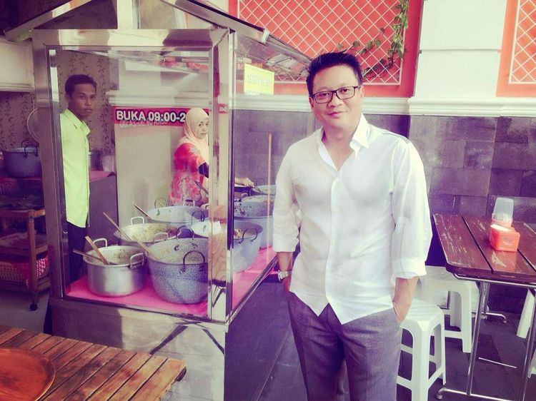 Momen Irjen Krishna Murti Jajan Lontong Sayur hingga Sate di Kaki Lima