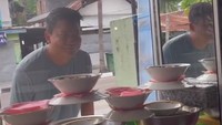 Ini adalah momen Irjen Krishna Murti ketika ia berkunjung ke Labuan Bajo. Saat sarapan ia mampir ke restoran Padang untuk memesan lontong sayur. Foto: Instagram @krishnamurti_bd91