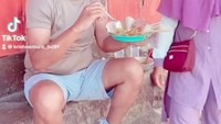 Momen sarapan ini juga ketika Irjen Krishna Murti berada di Labuan Bajo. Ia memesan menu sate yang menurutnya rasanya patut untuk dicoba. Foto: Instagram @krishnamurti_bd91