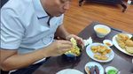 Momen Irjen Krishna Murti Jajan Lontong Sayur hingga Sate di Kaki Lima