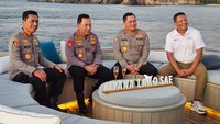 Begini momen Irjen Krishna Murti bersama rekanan kepolisian saat berkunjung ke Labuan Bajo. Mereka juga disuguhkan dengan minuman. Foto: Instagram @krishnamurti_bd91