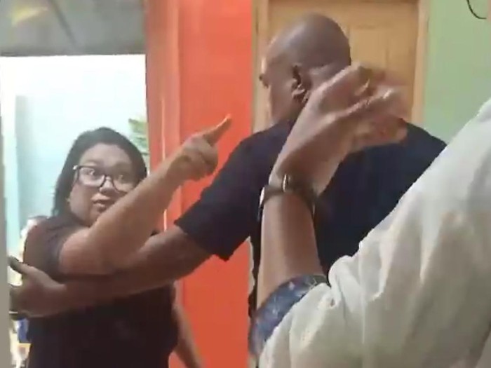 Istri anggota Propam Polda Maluku mengamuk gegara anak diimunisasi.