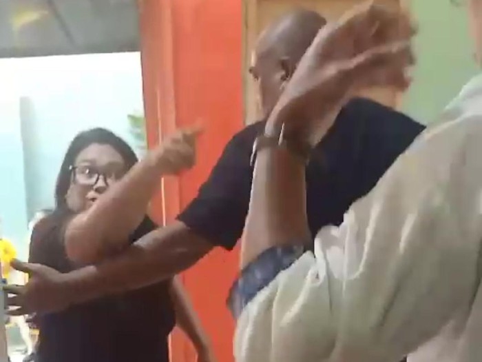 Istri anggota Propam Polda Maluku mengamuk gegara anak diimunisasi.