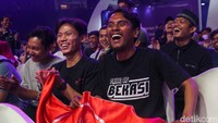 Para peserta membawa serta para pendukungnya.  