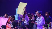 Arena JCC riuh dengan tawa dan yel-yel para pendukung.  