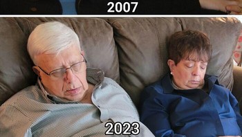 Foto orangtuaku 16 tahun lalu dan sekarnag masih lelah. Foto: Boredpanda