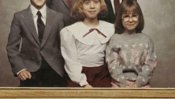 Aku dan bersama saudara-saudaraku menciptakan foto ini untuk hadiah orangtua sebagai hadian untuk ultang tahun pernikahan mereka ke-50. 1985-2019, Foto: Boredpanda.