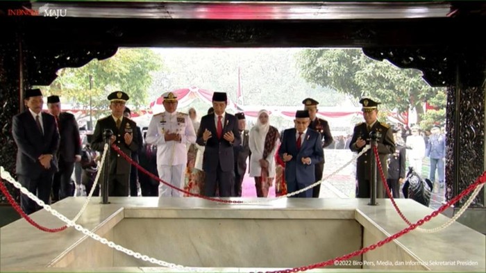 Presiden Joko Widodo (Jokowi) memimpin upacara Hari Kesaktian Pancasila di Monumen Pancasila Sakti, Lubang Buaya, Jakarta Timur. Selesai pelaksanaan upacara, Jokowi meninjau serta berdoa di Sumur Lubang Buaya.