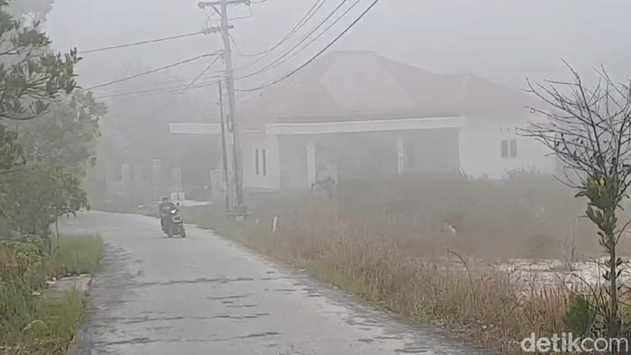 Kabut asap menyelimuti Pekanbaru pagi ini. (Raja Adil Siregar/detikSumut)