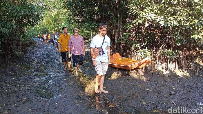 Kaesang Pangarep mengelilingi hutan mangrove di Kedonganan, Badung, Bali.