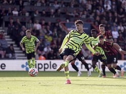 Kai Havertz ditugasi menjadi algojo ketika Arsenal mendapat tendangan penalti melawan Bournemouth. The Gunners sudah dalam posisi unggul 2-0. Foto: AP/Robbie Stephenson