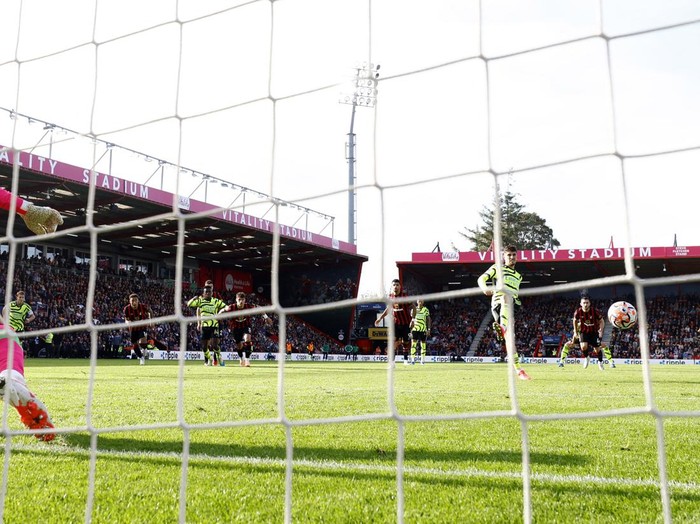 Soccer Football - Premier League - AFC Bournemouth v Arsenal - Vitality Stadium, Bournemouth, Britain - September 30, 2023 Arsenal's Kai Havertz scores their third goal from the penalty spot past AFC Bournemouth's Neto Action Images via Reuters/John Sibley NO USE WITH UNAUTHORIZED AUDIO, VIDEO, DATA, FIXTURE LISTS, CLUB/LEAGUE LOGOS OR 'LIVE' SERVICES. ONLINE IN-MATCH USE LIMITED TO 45 IMAGES, NO VIDEO EMULATION. NO USE IN BETTING, GAMES OR SINGLE CLUB/LEAGUE/PLAYER PUBLICATIONS.