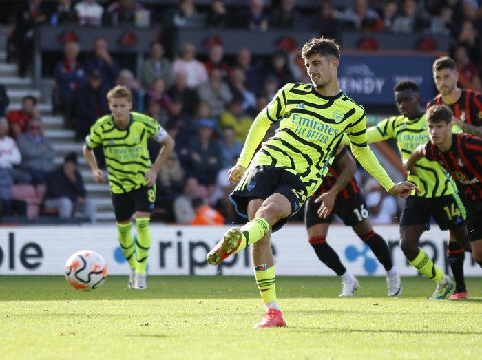 Soccer Football - Premier League - AFC Bournemouth v Arsenal - Vitality Stadium, Bournemouth, Britain - September 30, 2023 Arsenal's Kai Havertz scores their third goal from the penalty spot Action Images via Reuters/John Sibley NO USE WITH UNAUTHORIZED AUDIO, VIDEO, DATA, FIXTURE LISTS, CLUB/LEAGUE LOGOS OR 'LIVE' SERVICES. ONLINE IN-MATCH USE LIMITED TO 45 IMAGES, NO VIDEO EMULATION. NO USE IN BETTING, GAMES OR SINGLE CLUB/LEAGUE/PLAYER PUBLICATIONS.