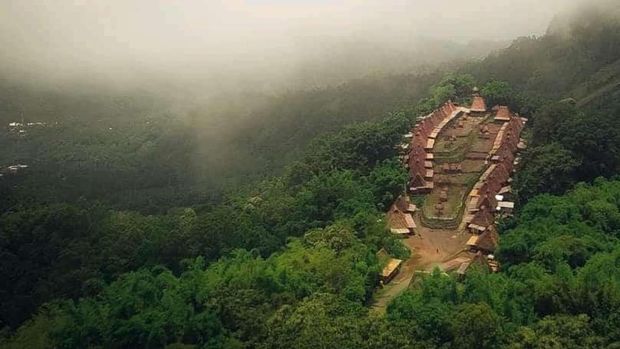 Kampung Adat Bena merupakan salah satu perkampungan megalitikum yang terletak di Desa Tiwuriwu, Kecamatan Aimere, Kabupaten Ngada, NTT. (Dok. Kemenparekraf)