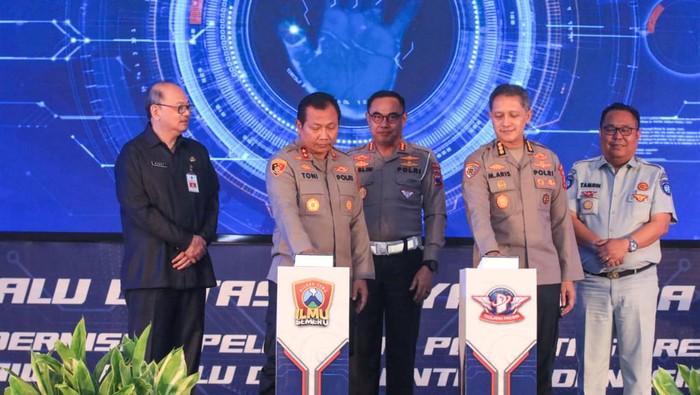 Kapolda Jatim Irjen Toni saat meluncurkan aplikasi ILMU Semeru