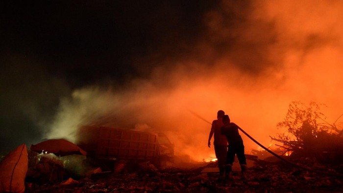 Petugas pemadam kebakaran menyemprotkan air di tumpukan sampah yang terbakar di Tempat Pembuangan Akhir (TPA) Sumompo, Manado, Sulawesi Utara, Minggu (1/10/2023). Sebanyak sembilan unit mobil pemadam kebakaran diturunkan untuk memadamkan kebakaran sampah tersebut agar tidak merambat ke permukiman warga. ANTARA FOTO/Adwit Pramono/nz.
