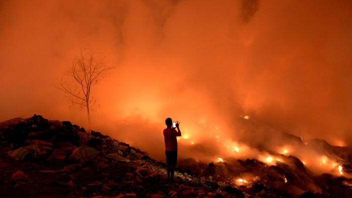 Kebakaran TPA Sumompo Manado Petugas pemadam kebakaran menyemprotkan air di tumpukan sampah yang terbakar di Tempat Pembuangan Akhir (TPA) Sumompo, Manado, Sulawesi Utara, Minggu (1/10/2023). Sebanyak sembilan unit mobil pemadam kebakaran diturunkan untuk memadamkan kebakaran sampah tersebut agar tidak merambat ke permukiman warga. ANTARA FOTO/Adwit Pramono/nz.