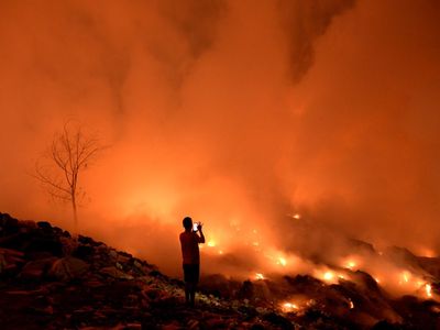 TPA Sumompo Manado Terbakar