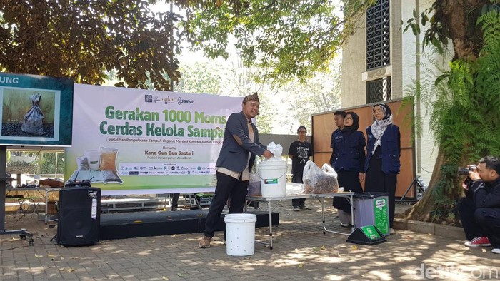 Kegiatan edukasi pengelolaan sampah di area Masjid Salman ITB.
