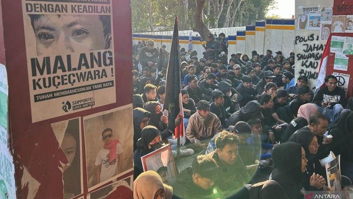 Keluarga dan Aremania pada saat melakukan doa bersama di Pintu 13 Stadion Kanjuruhan, Kabupaten Malang, Jawa Timur, Minggu (1/10/2023). (ANTARA/Vicki Febrianto)
