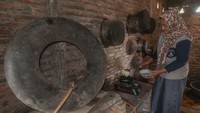Warga memasak menggunakan kompor biogas eceng gondok di Sobokerto, Ngemplak, Boyolali, Jawa Tengah, Minggu (1/10/2023). 