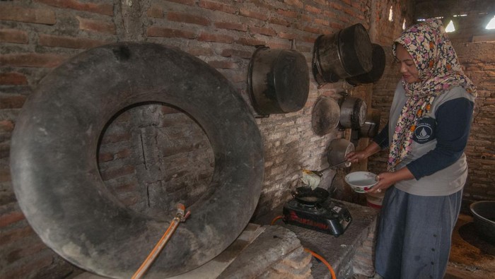 Keren! Warga Ubah Eceng Gondok Jadi Biogas Untuk Memasak Warga memasak menggunakan kompor biogas eceng gondok di Sobokerto, Ngemplak, Boyolali, Jawa Tengah, Minggu (1/10/2023). Warga setempat yang tergabung dalam Kelompok Masyarakat Ngudi Tirto Lestari mengembangkan mandiri energi biogas dari tanaman eceng gondok untuk bahan bakar kompor gas sehingga dapat mengurangi beban biaya dalam pembelian gas elpiji. ANTARA FOTO/Aloysius Jarot Nugroho/YU