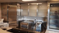 Penampakan dapur di gerbong restorasi Kereta Cepat Jakarta Bandung (KCJB). Di sana ada pendingin makanan, microwave hingga mesin pembuat kopi.