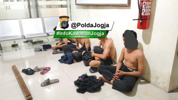 Keributan kelompok murid SMP di dekat Ambarrukmo Plaza Jogja, Minggu (1/10/2023).